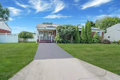 43 Bowdoin Rd, Centereach, NY 11720