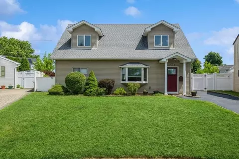 15 Budd Ct, Bethpage, NY 11714
