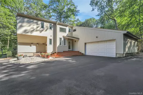 118 Brook Rd, Port Jefferson, NY 11777