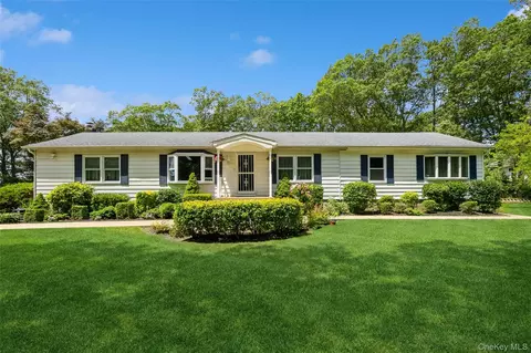 200 Maple St, Medford, NY 11763