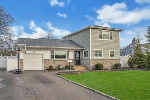 9 Orchid Ln, Commack, NY 11725