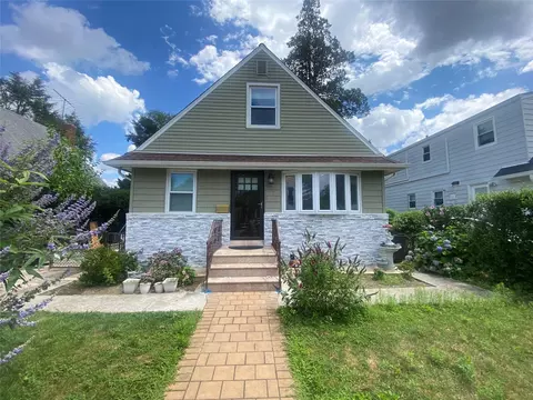 42 Schumacher Dr, North Hempstead, NY 11040
