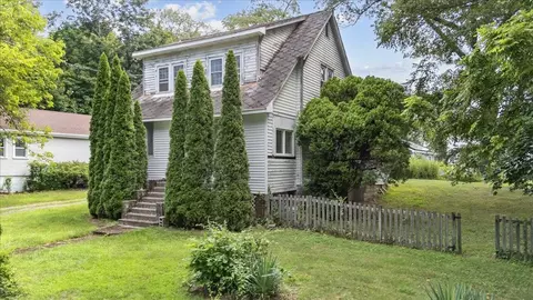 92 Lake Dr, Lake Peekskill, NY 10537