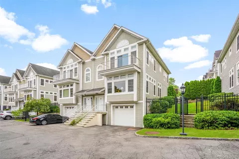 21 Arbor Gln, New Rochelle, NY 10801