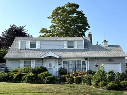 565 N Suffolk Ave, Massapequa, NY 11758