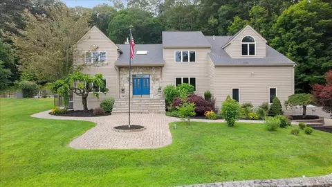 31 Reservoir Ct, Carmel, NY 10512