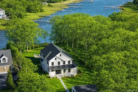 2590 Cox Neck Rd, Mattituck, NY 11952