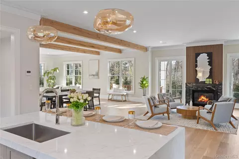 2590 Cox Neck Rd, Mattituck, NY 11952