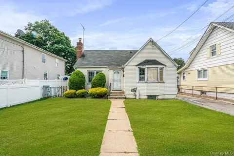 325 Pennsylvania Ave, Roosevelt, NY 11575