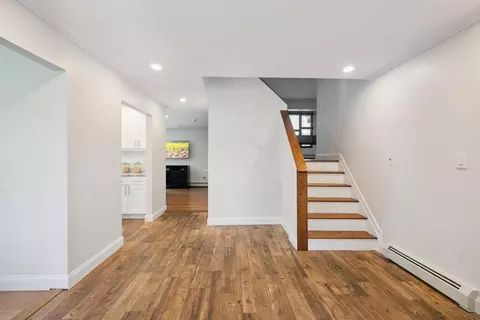 Entry Way - 4 Klaibar Ln, East Northport, NY 11731 photo 1 of 2