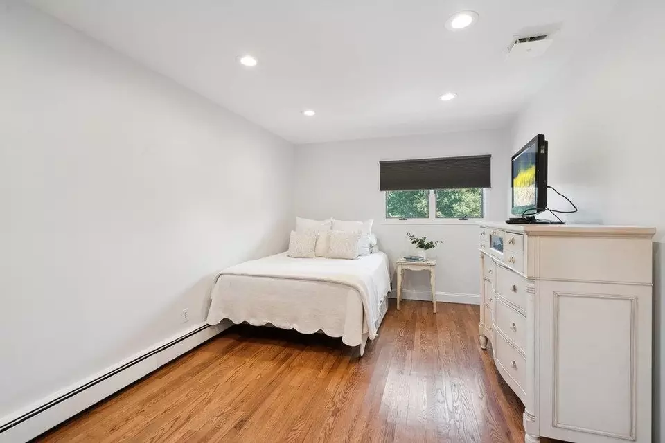 Bedroom - 4 Klaibar Ln, East Northport, NY 11731 photo 4 of 5