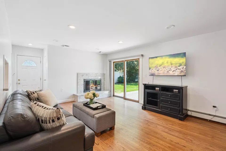 Living - 4 Klaibar Ln, East Northport, NY 11731 photo 1 of 1