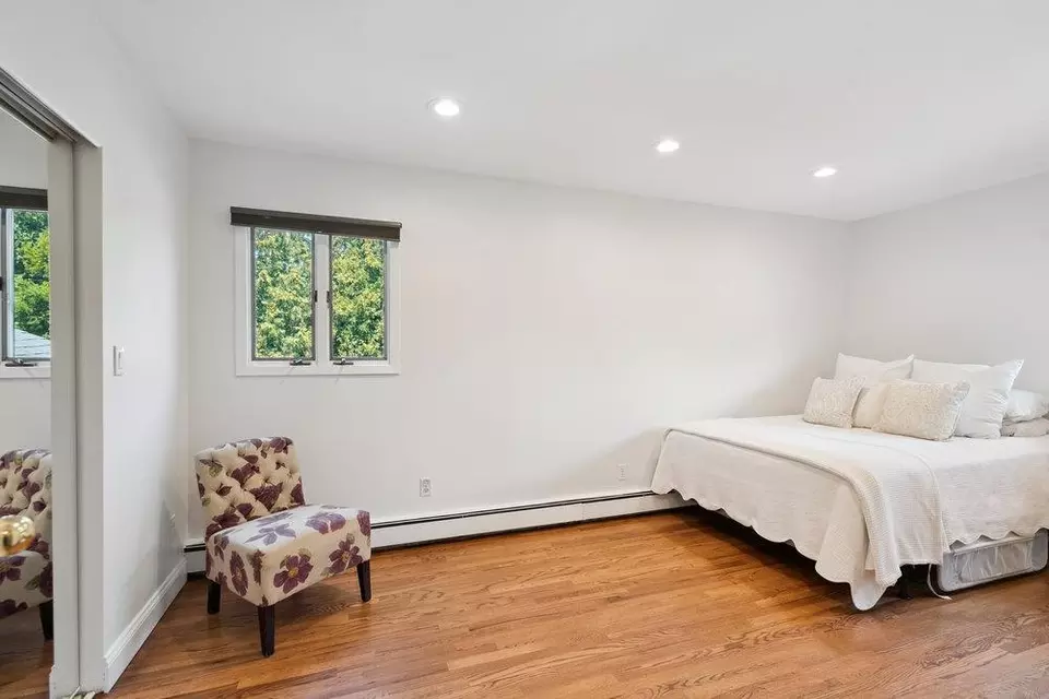 Bedroom - 4 Klaibar Ln, East Northport, NY 11731 photo 3 of 5