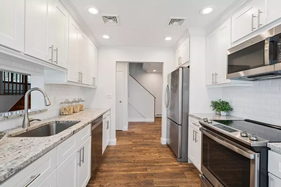 Kitchen - 4 Klaibar Ln, East Northport, NY 11731 photo 3 of 3