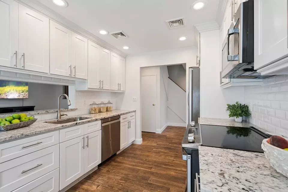 Kitchen - 4 Klaibar Ln, East Northport, NY 11731 photo 2 of 3