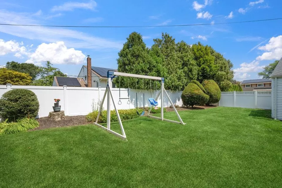 Exterior - 4 Klaibar Ln, East Northport, NY 11731 photo 7 of 8