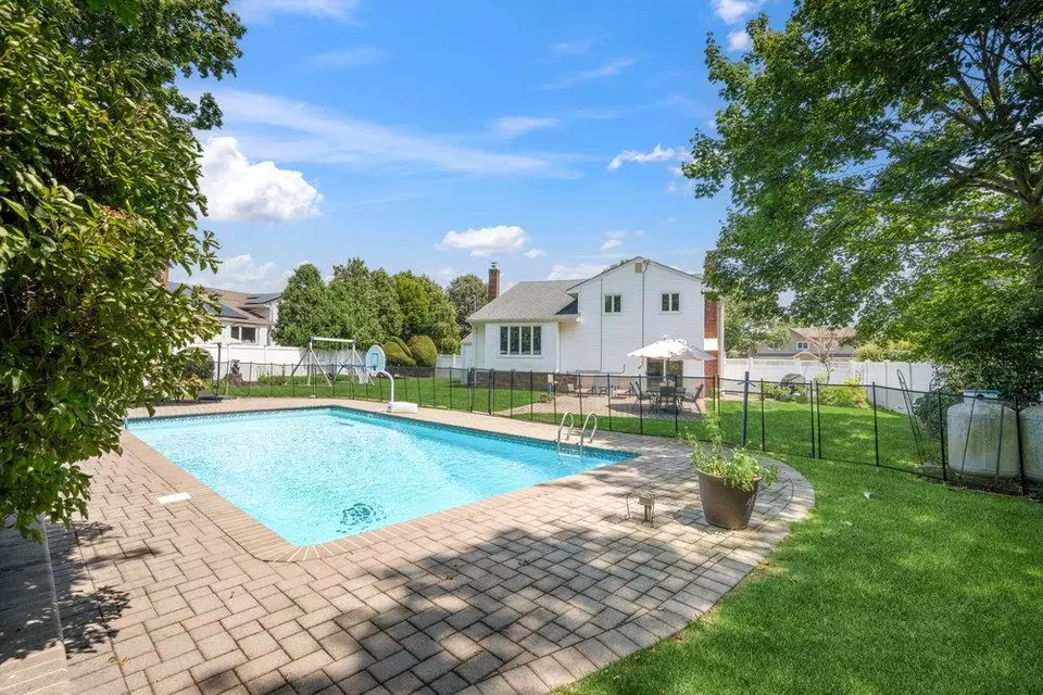 Exterior - 4 Klaibar Ln, East Northport, NY 11731 photo 4 of 8