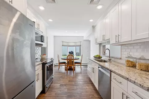 Kitchen - 4 Klaibar Ln, East Northport, NY 11731 photo 1 of 3