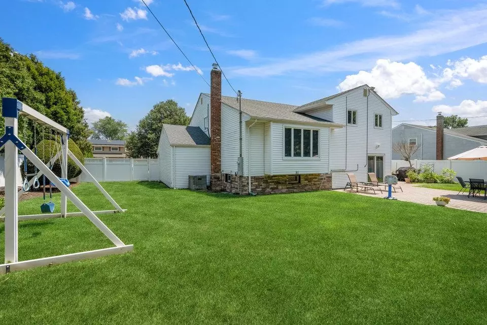 Exterior - 4 Klaibar Ln, East Northport, NY 11731 photo 8 of 8