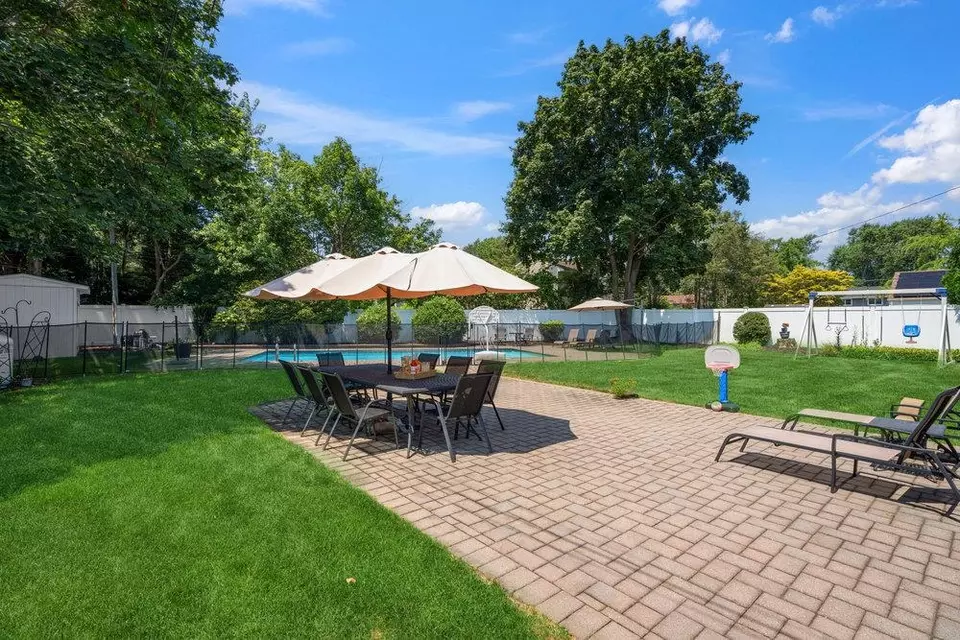 Exterior - 4 Klaibar Ln, East Northport, NY 11731 photo 2 of 8