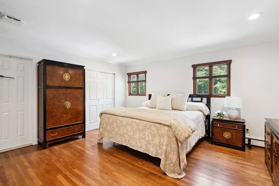 Bedroom - 4 Klaibar Ln, East Northport, NY 11731 photo 1 of 5
