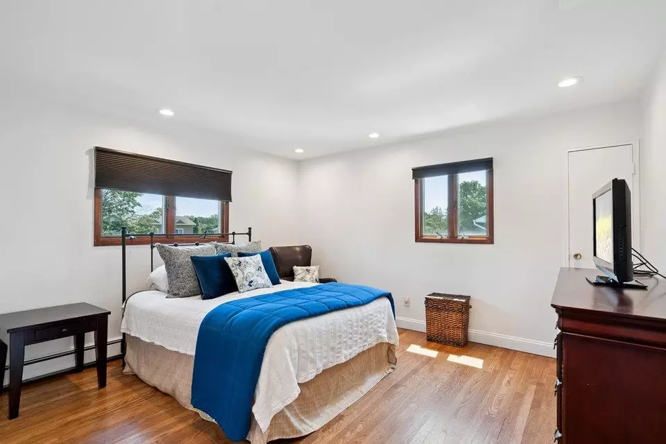 Bedroom - 4 Klaibar Ln, East Northport, NY 11731 photo 2 of 5