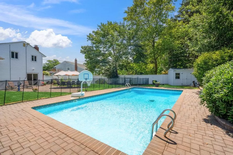Exterior - 4 Klaibar Ln, East Northport, NY 11731 photo 5 of 8