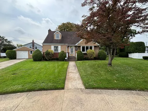166 Evans St, North Hempstead, NY 11040