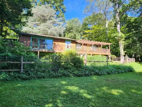 21 W Bartlett Rd, Middle Island, NY 11953