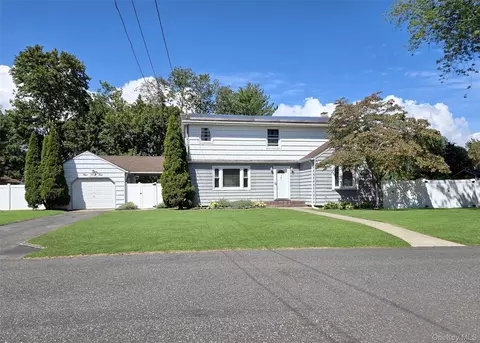 945 Benedict St, Bohemia, NY 11716