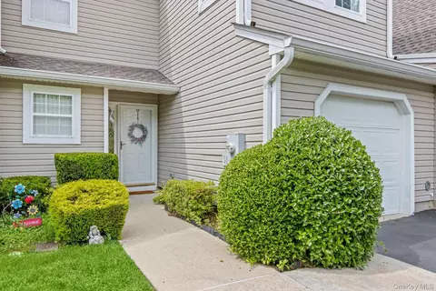 124 Erin Ln, Setauket, NY 11733