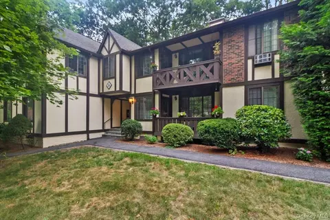36 Foxwood Dr #6, Mount Pleasant, NY 10570
