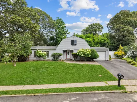 1317 Waverly Ave, Farmingville, NY 11738