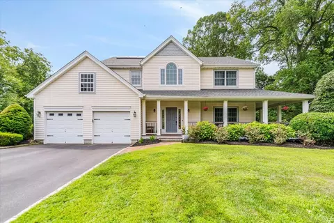 7 Cumberland Ct, Huntington, NY 11743