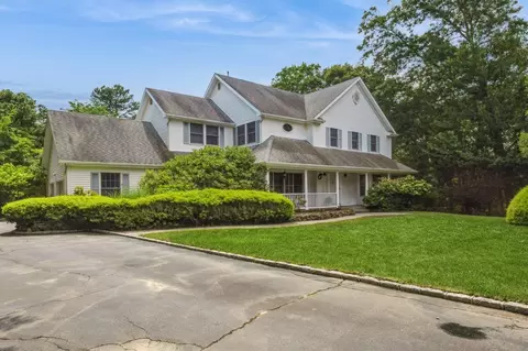 8 Willimatic Ct, Shoreham, NY 11786