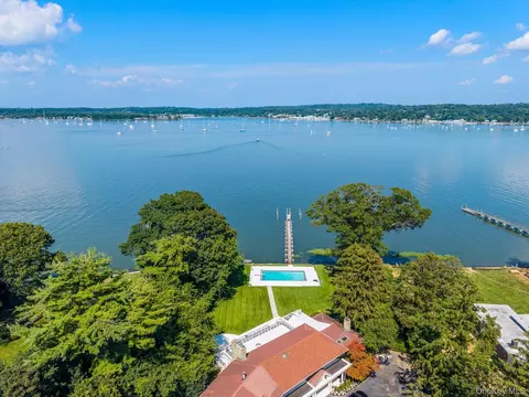 512 E Shore Rd, North Hempstead, NY 11024