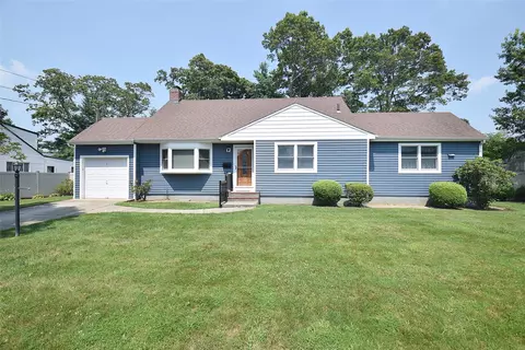 11 Southwood Ln, North Babylon, NY 11703