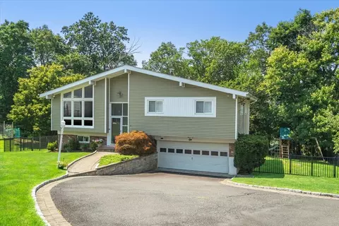 8 Tappan Ter, Greenburgh, NY 10502