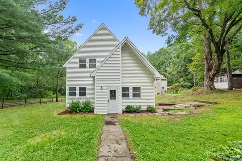 24 Skylark Dr, Cortlandt, NY 10567