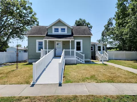 78 Roslyn St, Islip Terrace, NY 11752