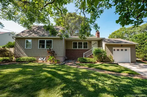 11 Oceanside Dr, Sound Beach, NY 11789