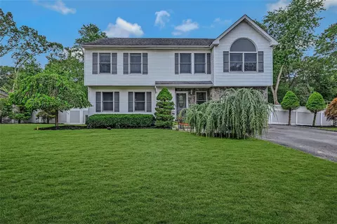 10 Marc Dr, Ridge, NY 11961