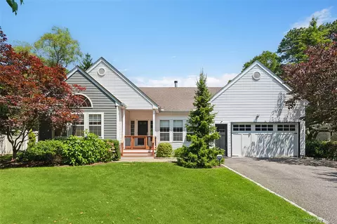 2 Willowood Ct, Westhampton, NY 11977