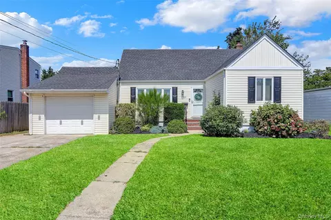 523 17 St, West Babylon, NY 11704
