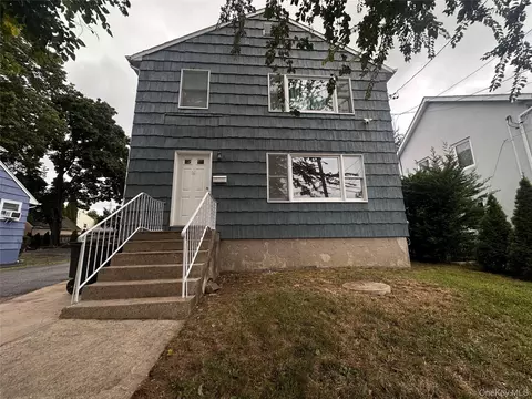 21 Elm St, North Hempstead, NY 11548