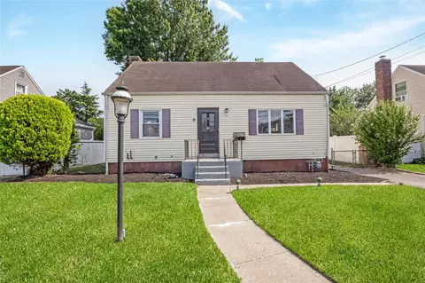 18 Sullivan Rd, Farmingdale, NY 11735
