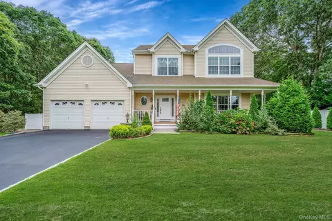 4 Dixon St, Yaphank, NY 11980
