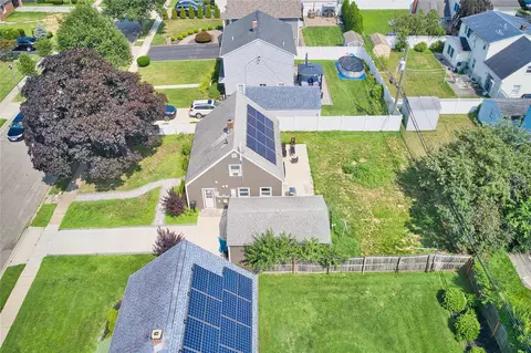 14 Glade Ln, Levittown, NY 11756