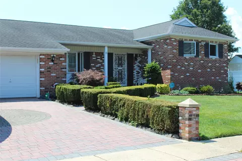 6 Winter Ln, Amityville, NY 11701