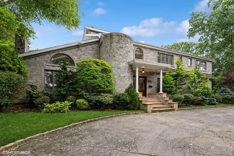 835 Barberry Ln, Woodmere, NY 11598